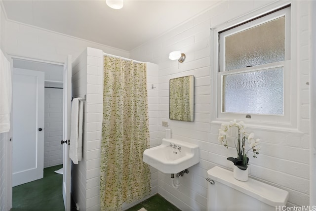 bathroom with a shower with curtain, toilet, and sink