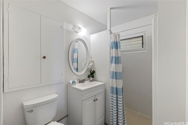 bathroom featuring vanity, curtained shower, and toilet