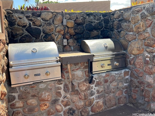 view of patio with an outdoor kitchen and grilling area