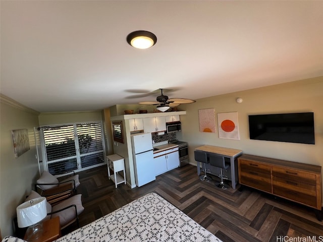 living room featuring dark parquet flooring, crown molding, and ceiling fan