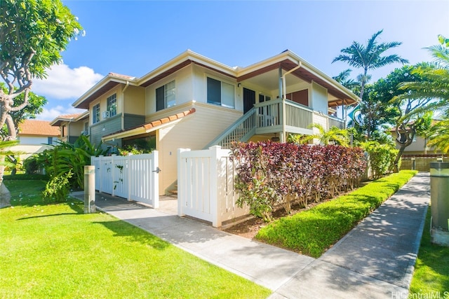 view of front of property featuring a front lawn