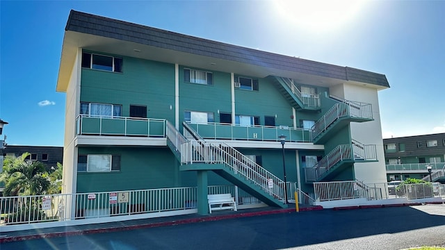 4280 Salt Lake Blvd Unit H11, Honolulu, HI 96818 - view of apartment building / complex featuring stairway