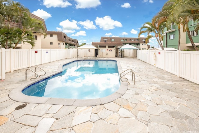 4280 Salt Lake Blvd Unit H11, Honolulu, HI 96818 - community pool featuring a patio area and a fenced backyard