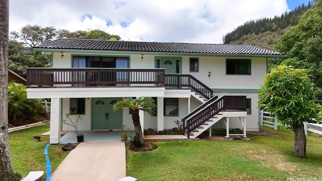 view of front of home with covered porch and a front yard