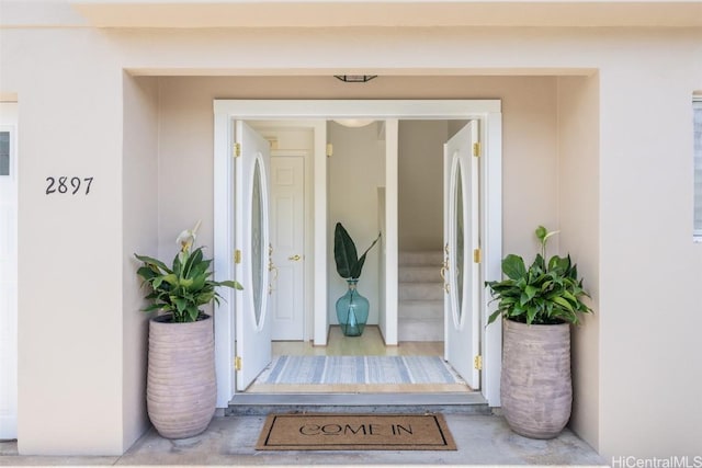 view of exterior entry with stucco siding