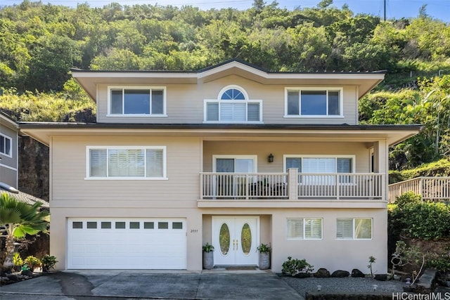 view of front of property featuring stucco siding, an attached garage, and concrete driveway