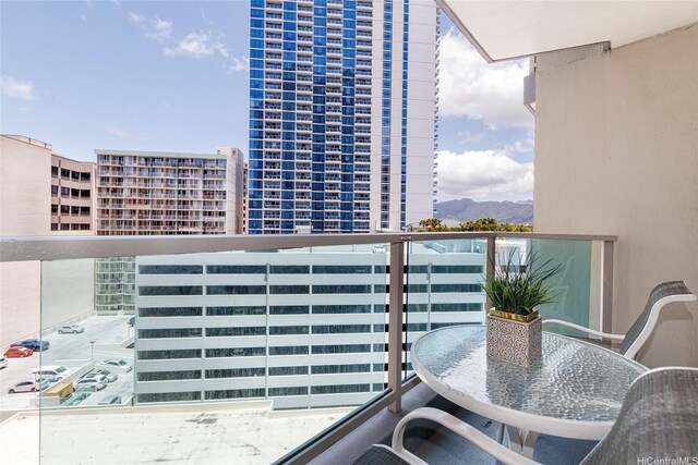 410 Atkinson Dr Unit 932, Honolulu, HI 96814 - balcony featuring a mountain view