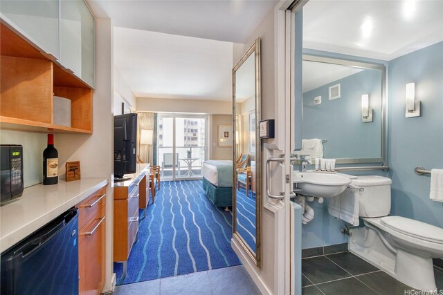 410 Atkinson Dr Unit 932, Honolulu, HI 96814 - ensuite bathroom with tile patterned floors
