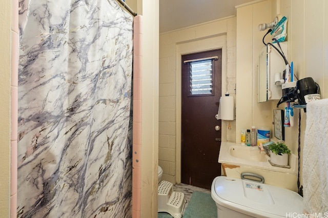 bathroom with curtained shower and toilet