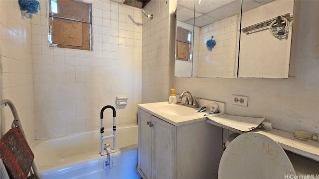 bathroom with vanity and tiled shower / bath