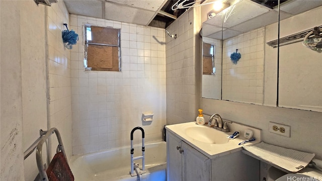 bathroom with vanity and tiled shower / bath