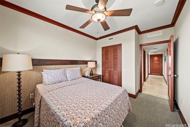 bedroom with ceiling fan, a closet, carpet, and ornamental molding