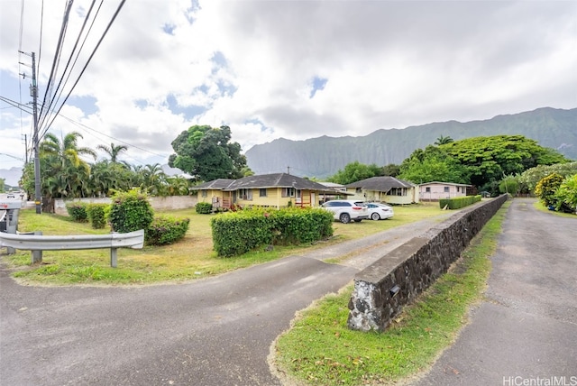 view of front of home featuring a mountain view and a front lawn