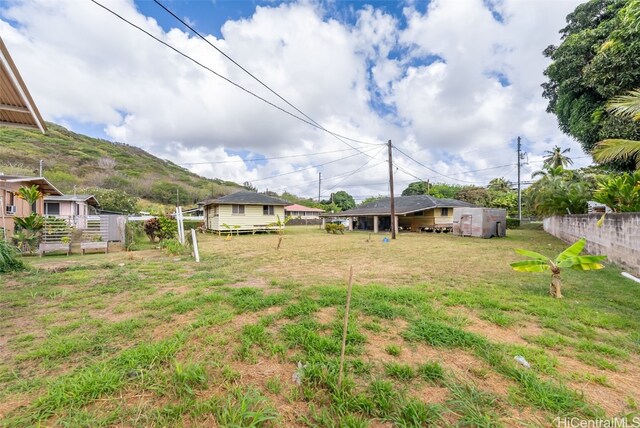 view of yard featuring a storage unit