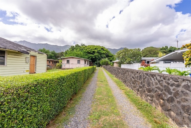 view of yard featuring a mountain view