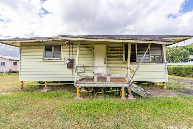 view of front of home with a front yard