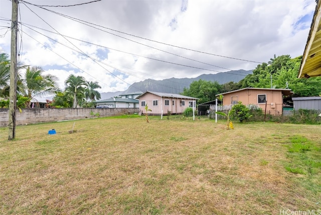 view of yard featuring a mountain view