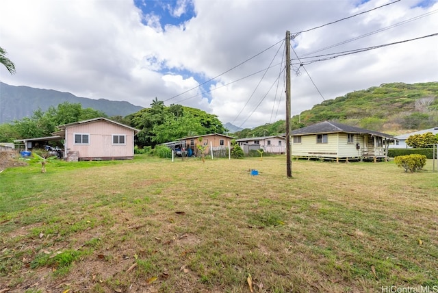 view of yard featuring a mountain view