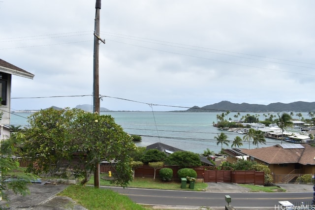 water view featuring a mountain view