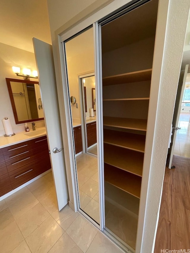 2499 Kapiolani Blvd Unit 3001, Honolulu, HI 96826 - closet featuring a sink