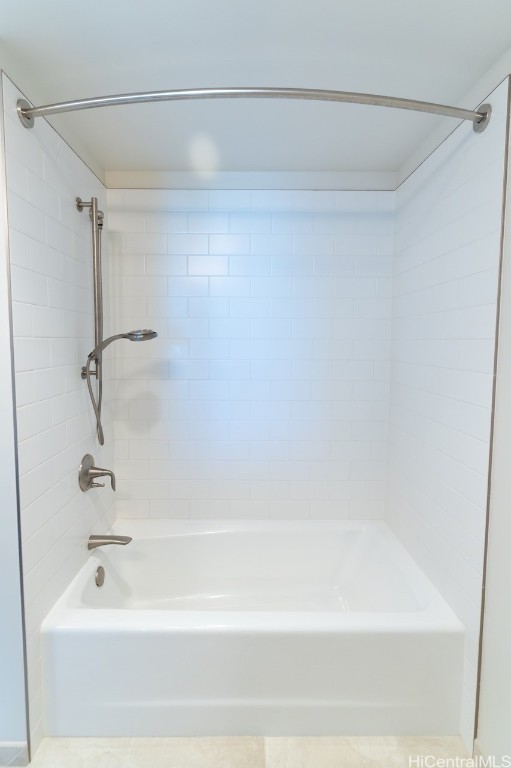 bathroom featuring tiled shower / bath combo