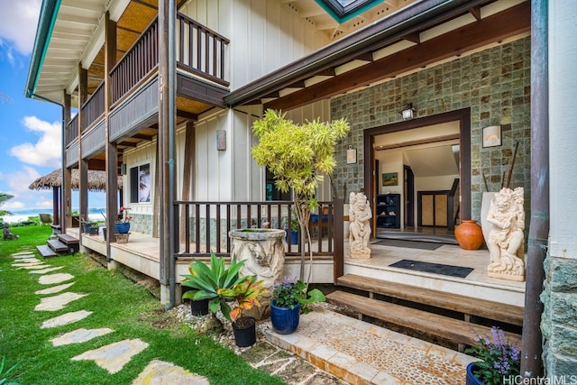 property entrance featuring a porch