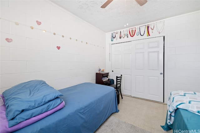 bedroom featuring light carpet, a closet, a textured ceiling, and ceiling fan