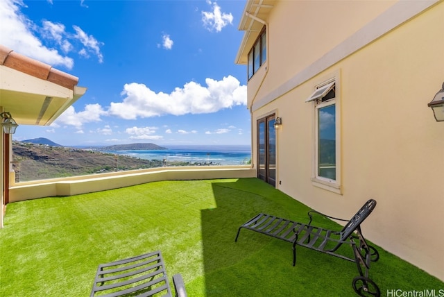 view of yard featuring a water view