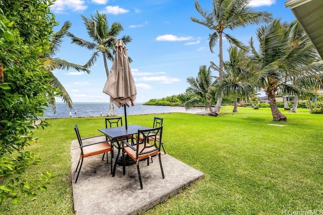 view of yard featuring a water view