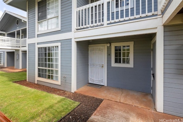 property entrance featuring a balcony