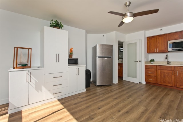 kitchen featuring sink, ceiling fan, stainless steel appliances, and dark hardwood / wood-style flooring