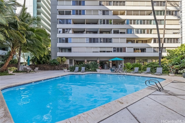 view of swimming pool