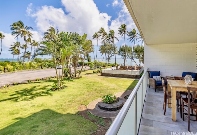 view of yard featuring a patio area