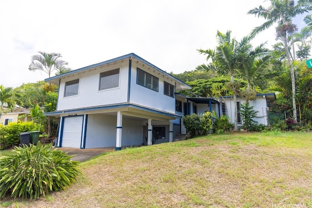 view of front of home featuring a front yard and a garage