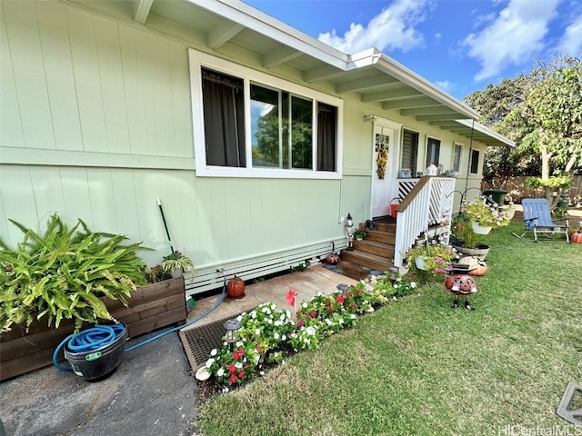 view of front of property featuring a front lawn