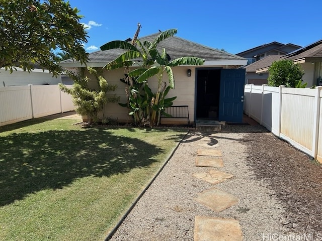 view of yard with an outdoor structure