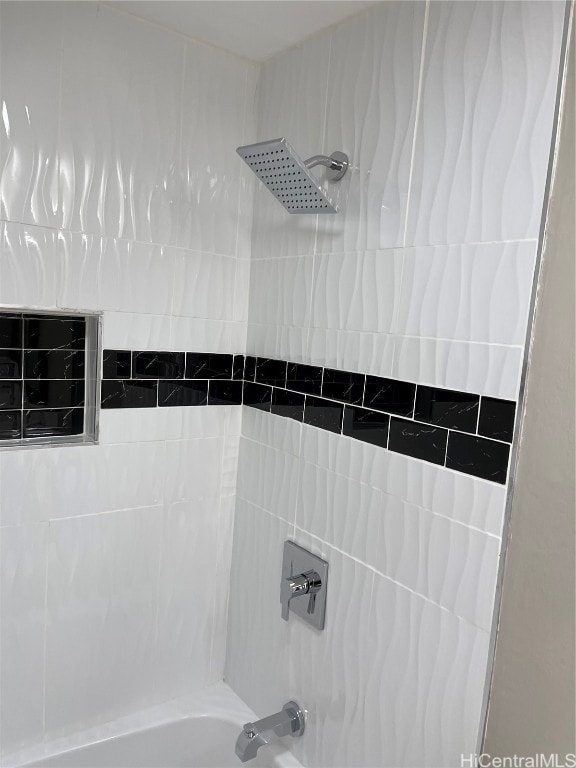 bathroom with tiled shower / bath