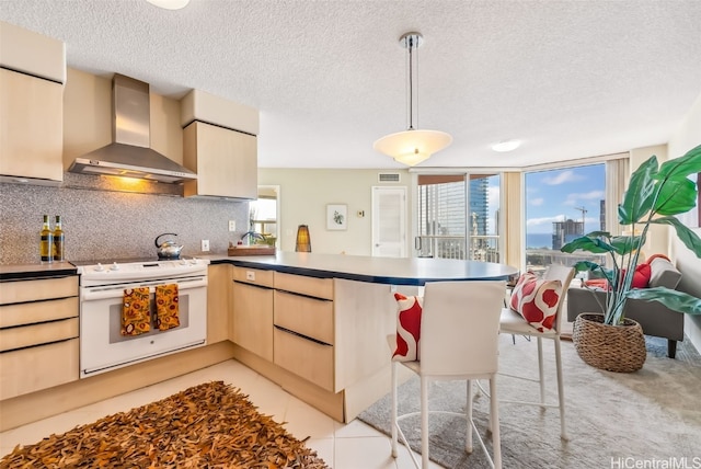 kitchen featuring hanging light fixtures, wall chimney range hood, white electric range, backsplash, and kitchen peninsula