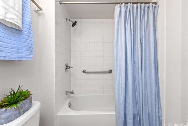 bathroom featuring shower / tub combo