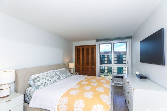 bedroom featuring cooling unit, dark hardwood / wood-style floors, and a closet