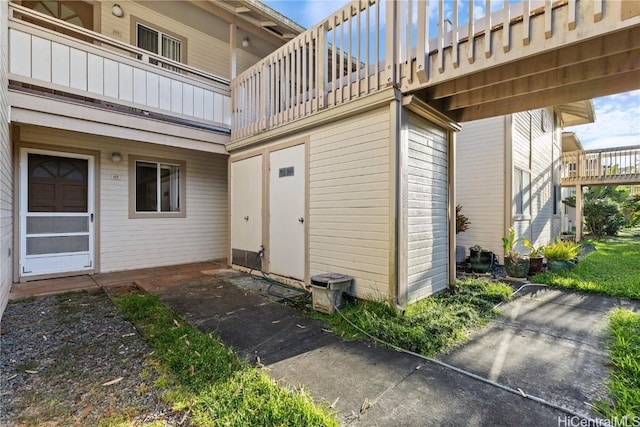 entrance to property featuring a balcony