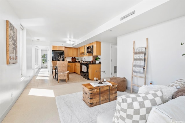 living area with visible vents and baseboards