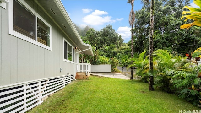 view of yard featuring a patio area