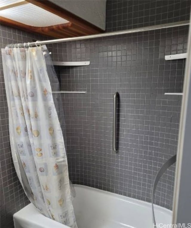 bathroom with shower / tub combo with curtain