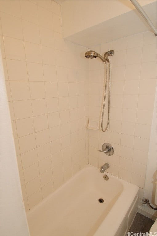 bathroom with tiled shower / bath