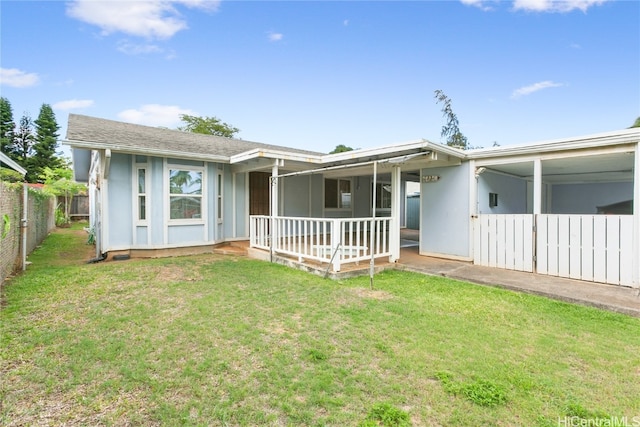 single story home with a front lawn