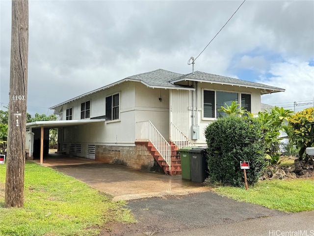 view of front of home featuring a carport and a front yard