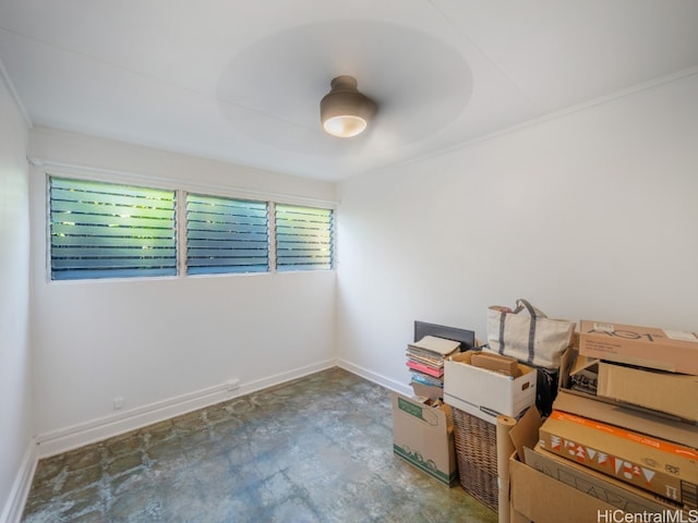 empty room featuring ceiling fan and ornamental molding