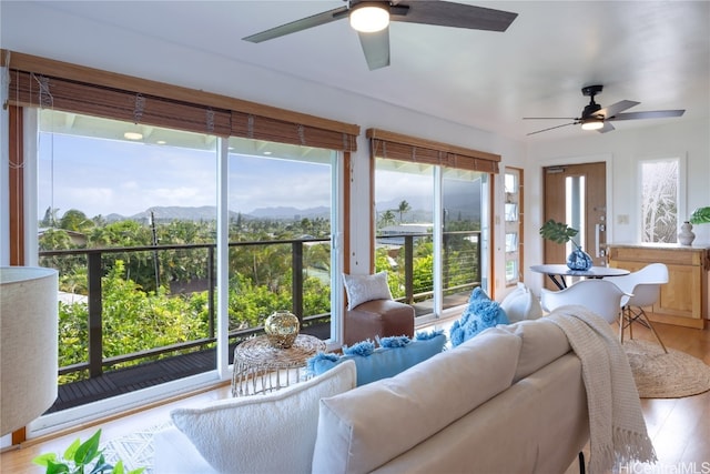 sunroom with ceiling fan