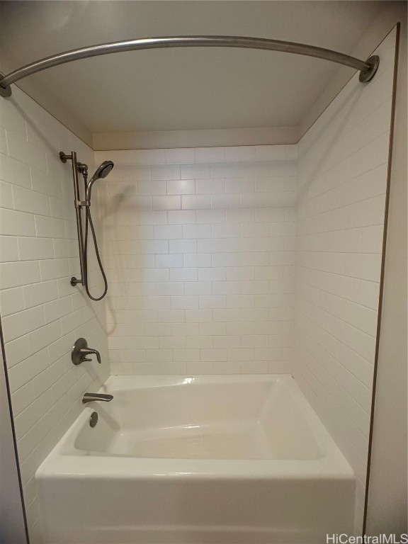 bathroom featuring tiled shower / bath